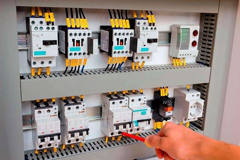 Painel elétrico fora de norma: um risco invisível que pode parar sua operação